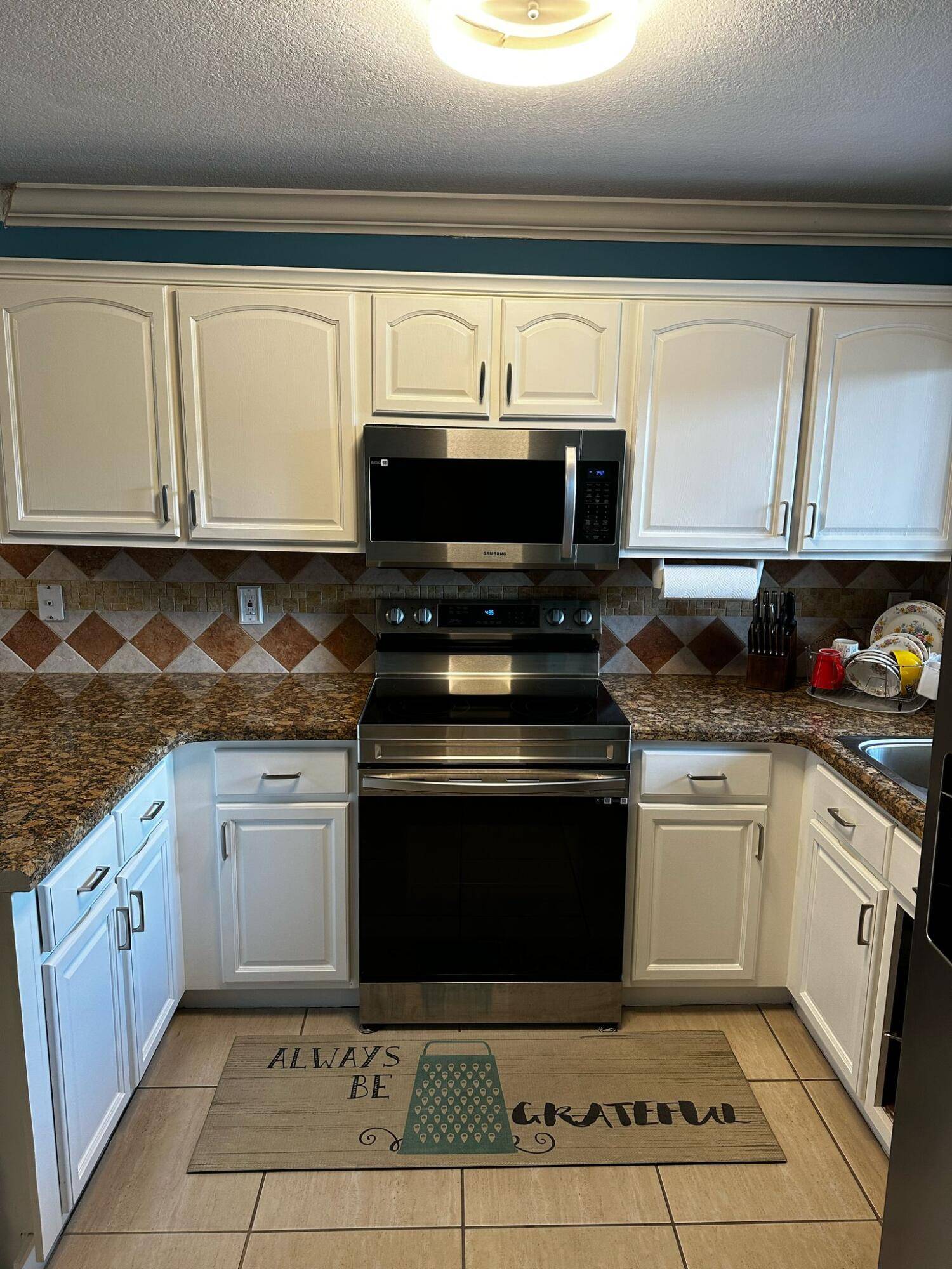 Beautiful 2 bedroom, 1. 5 bath apartment located in the heart of Hialeah.