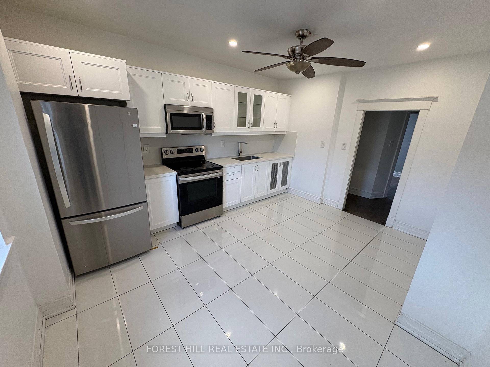 Bright 2 Bedroom Apartment for Lease !