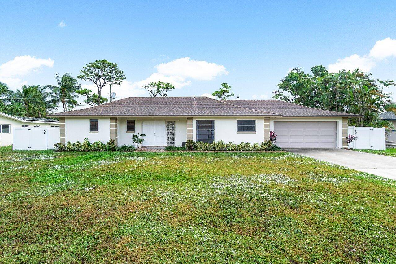 Your perfect Florida oasis is now available on an oversized lot in beautiful Lanier Park !
