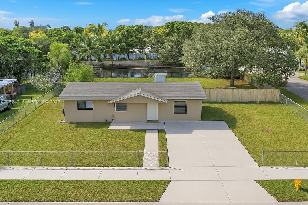 Huge corner lot ! Minutes from the Hard Rock Stadium !