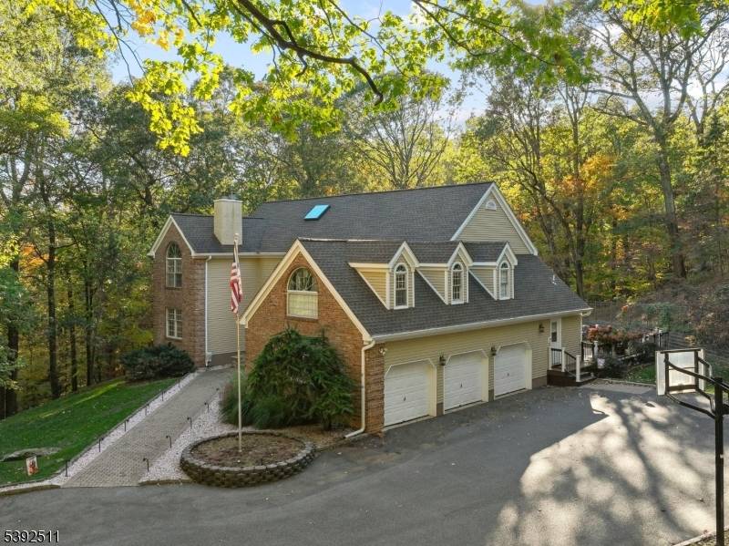 Welcome to this beautiful home in the highly desirable town of Warren consistently ranked among the best places to live in New Jersey.