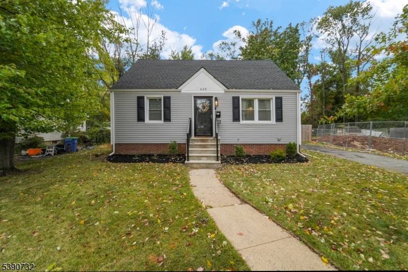 Charming, move in ready Cape Cod in the heart of North Plainfield !