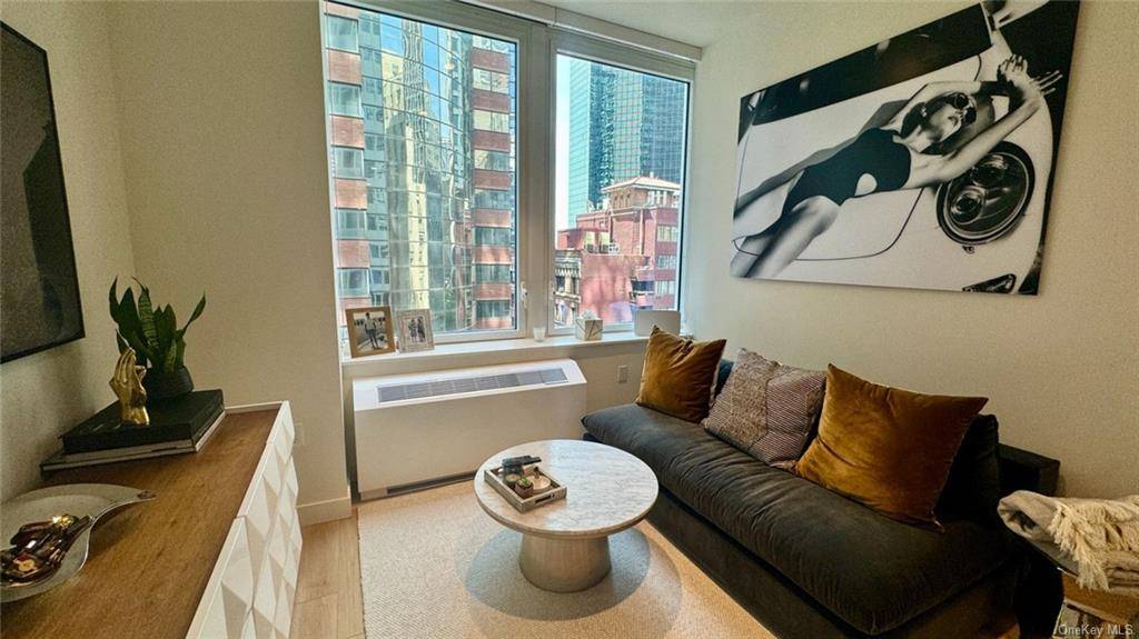 Stunning brand new 1 Bed 1 bath W D in unit condo finishing located in the best rental building in FiDi.