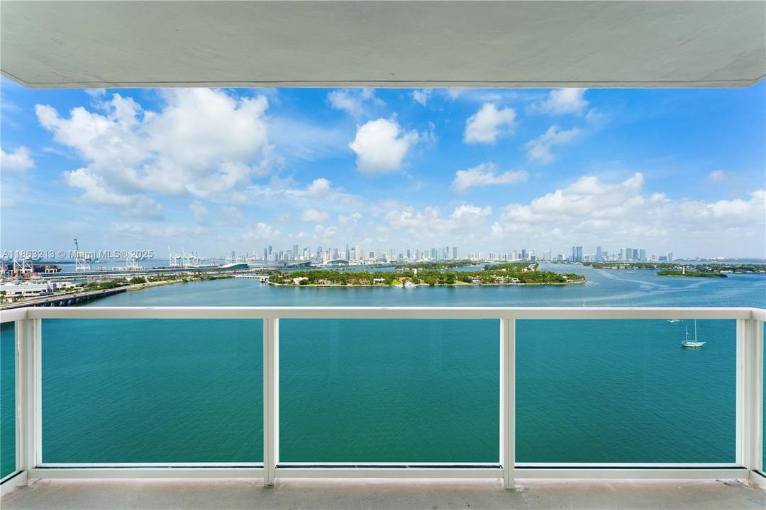 Rarely available high floor 1BR at The Floridian with stunning, unobstructed views of Biscayne Bay, the Miami skyline, and sunsets.