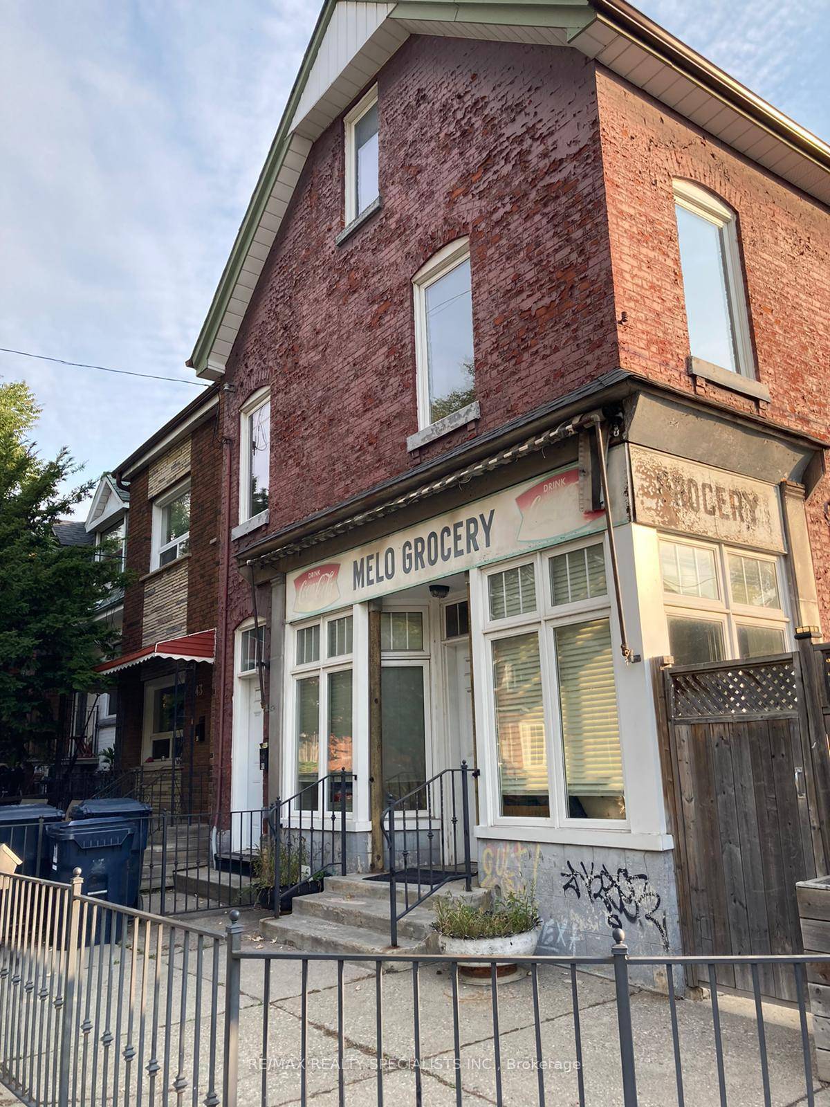 Fantastic Triplex located steps from Trinity Bellwoods Park.