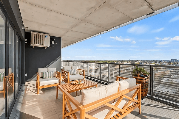 Stunning 2 Bedroom Apartment at 271 Lenox Road With City Views !
