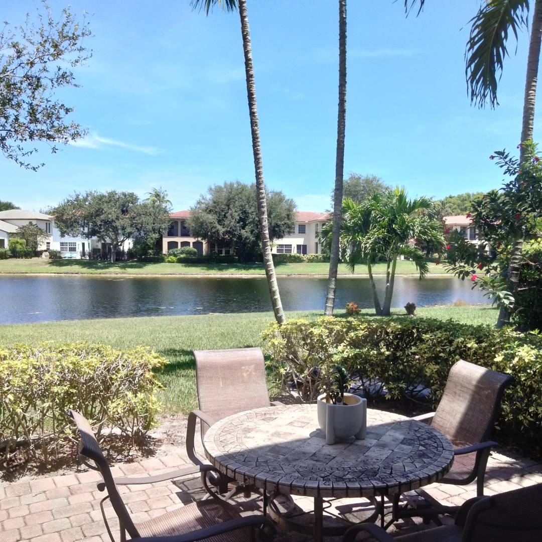 BEAUTIFUL 3BR 2. 5BTH, 2 STORY HOUSE WITH DIRECT LAKE VIEW.