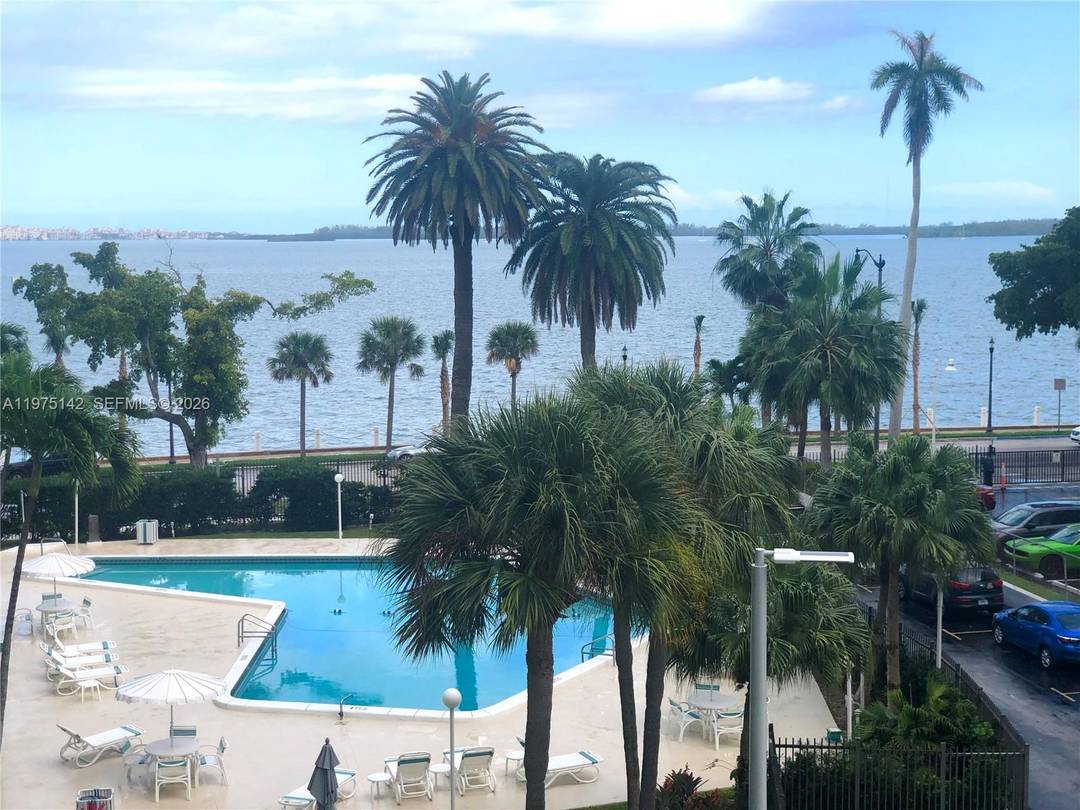 Great oversized 780 sq ft one bedroom with water view in the center of Brickell.