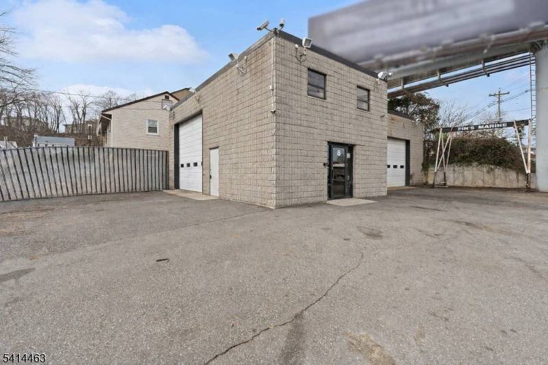 LOCATION LOCATION LOCATION !