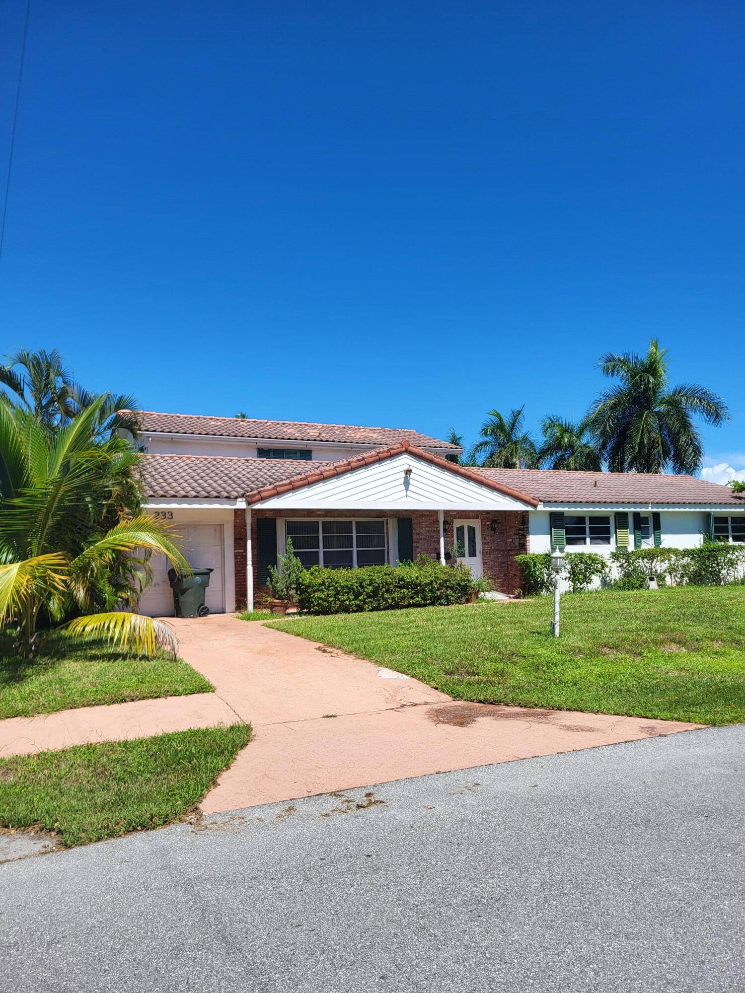Exceptional Development Opportunity in East Boca Raton's Coveted ''Golden Triangle''Nestled in the highly sought after Golden Triangle, celebrated for its custom built luxury estates and unbeatable location this rare double ...