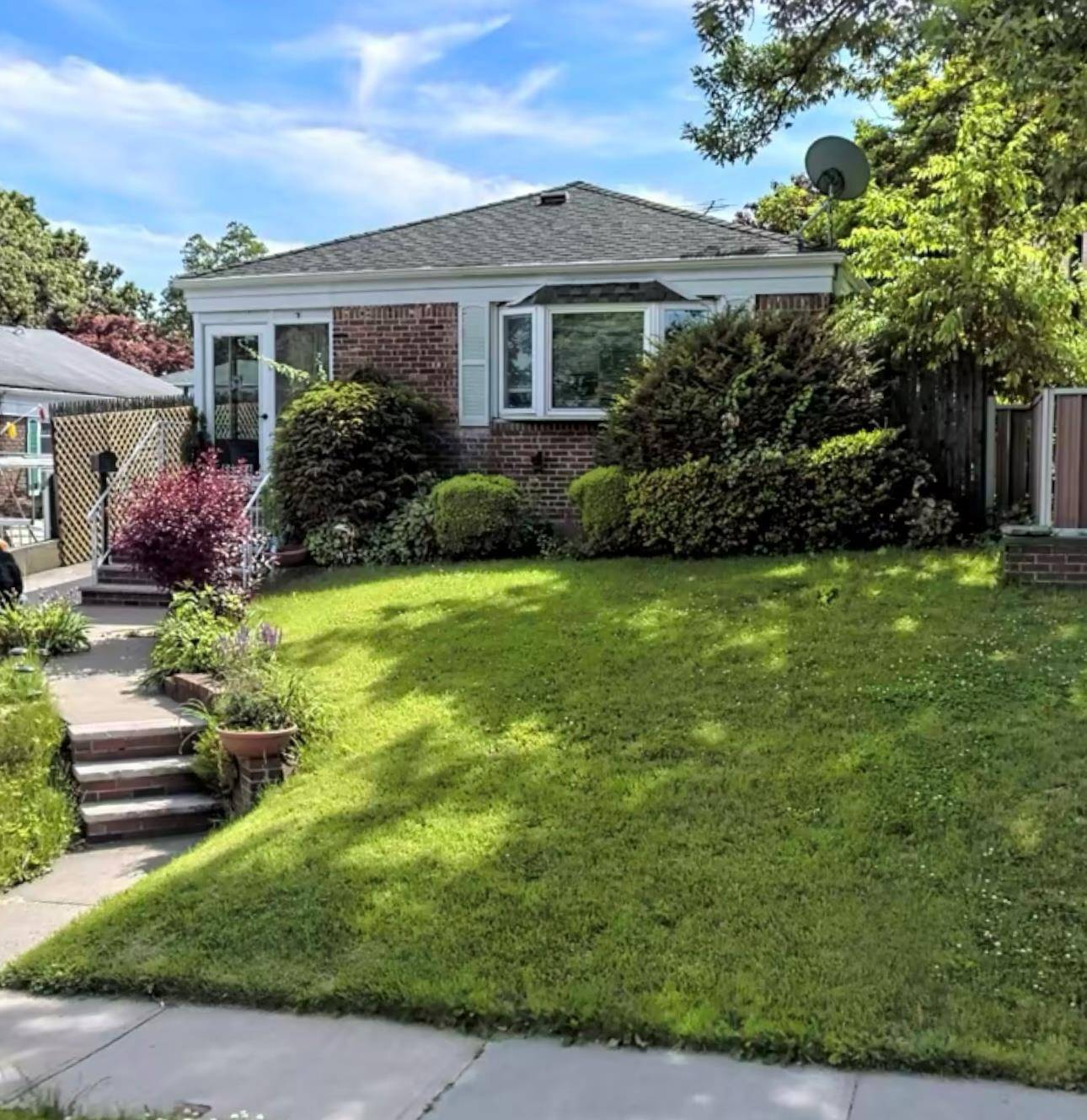 Move in condition, Single Family Detached Brick Ranch, Property 40ftx100ft, Building 25ft x 47ft, 3 Bedrooms, 2 Full Baths, Living Room, Newly finished floors, Newly painted walls, Finish Full Basement ...