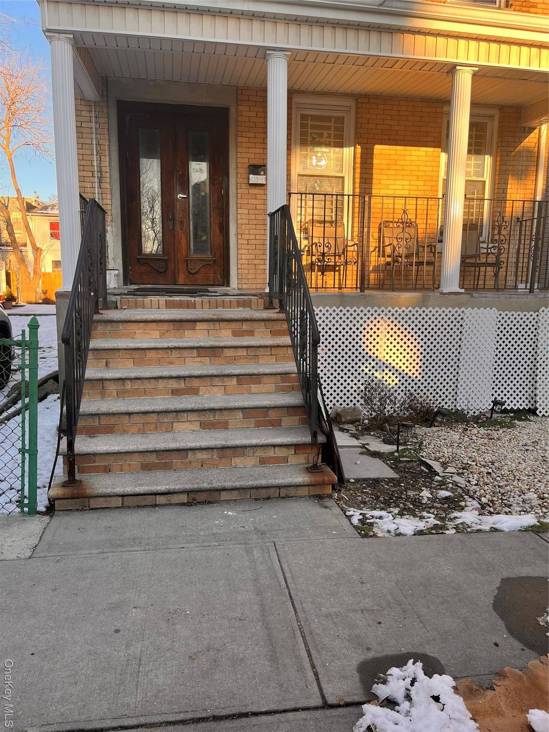 Mint move in apartment, close to transportation.