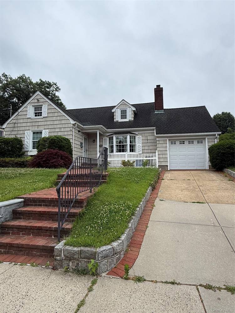 Welcome to 30 Highland Pl, Great Neck.