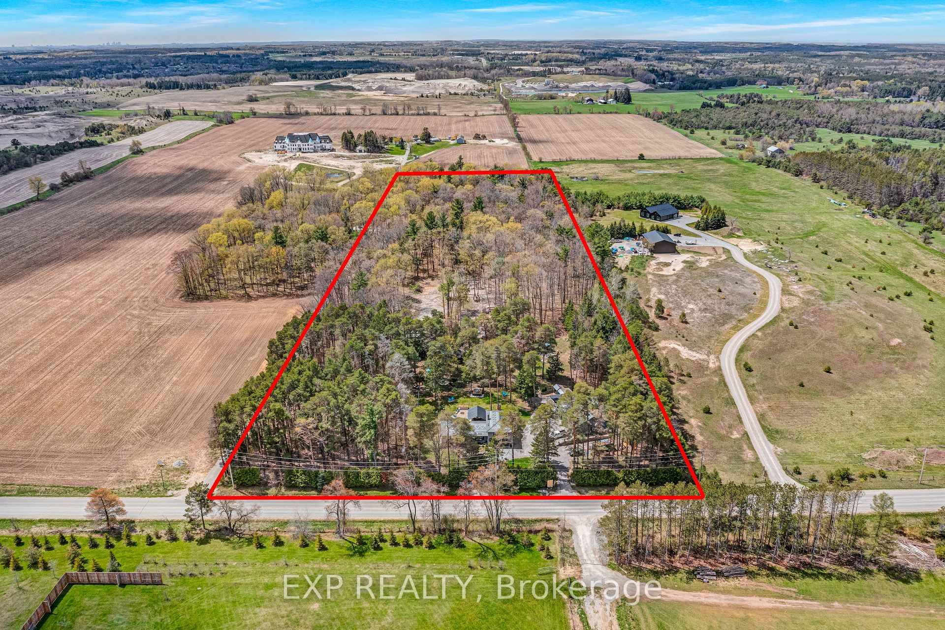 Welcome to Blues Holler, an exceptional 10 acre country estate in Uxbridge where business amp ; pleasure seamlessly meet.