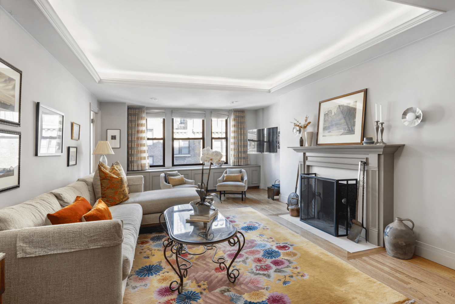 This very inviting prewar 3 bedroom, 3 bathroom co op overlooks treelined 73rd Street.