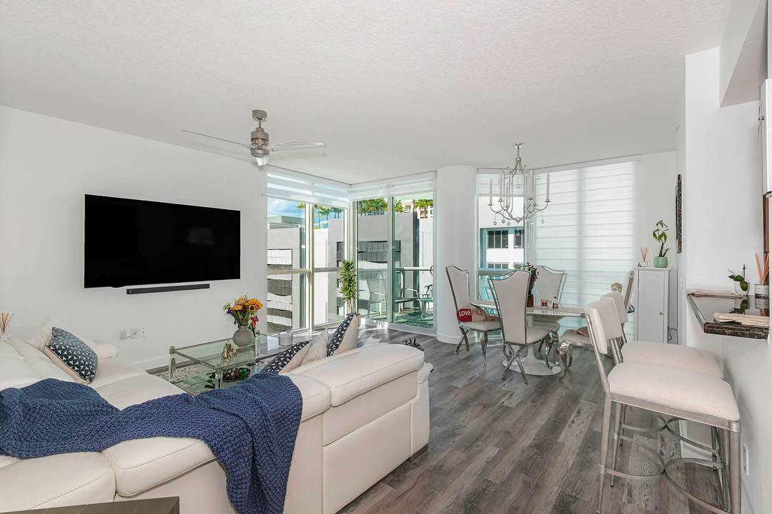 Live in the heart of Fort Lauderdale in this boutique luxury building built in 2003.