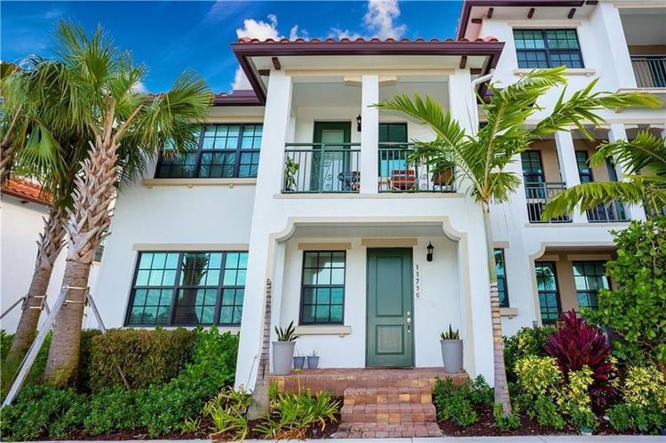 BEAUTIFUL UPSCALE RAINTREE TOWNHOME IN THE HEART OF PEMBROKE PINES.