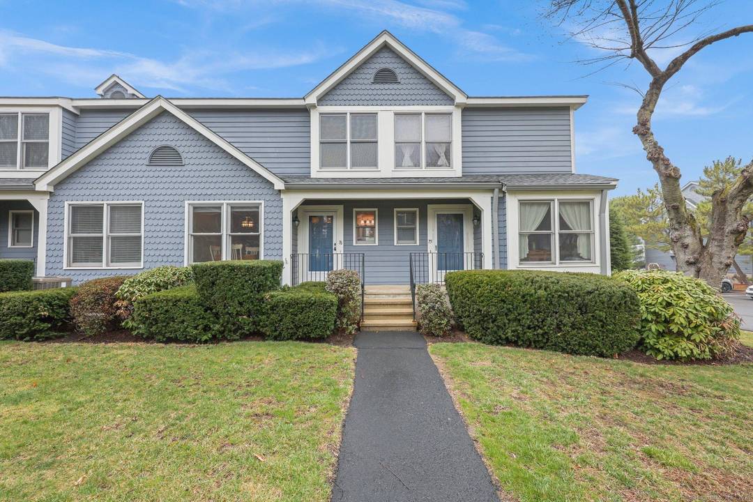 Coveted courtyard condo in the Cranbury section of Norwalk !