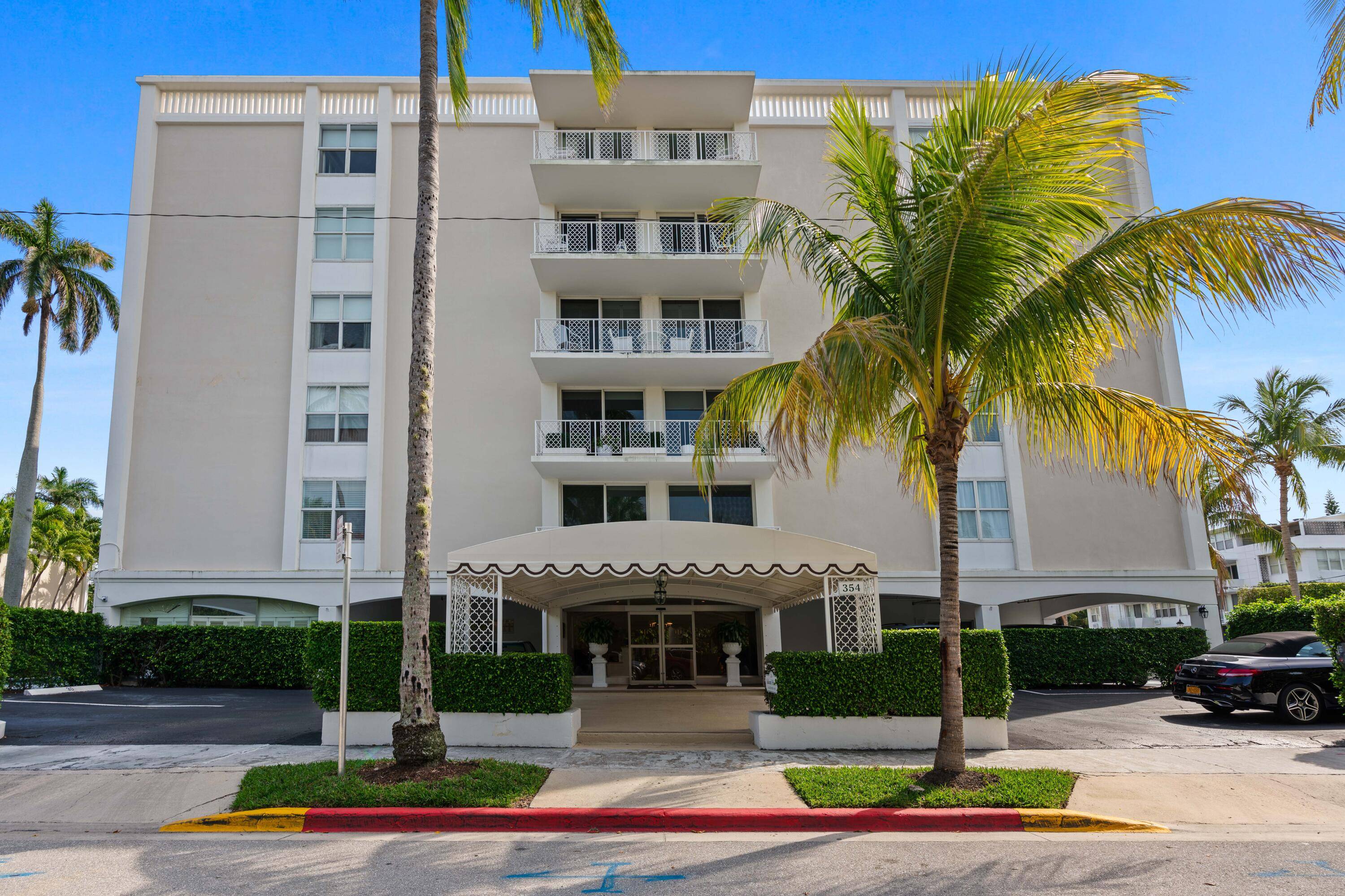 UNFURNISHED ANNUAL ONLY. This highly desirable in town location is only 2 blocks from Worth Avenue, shopping and great restaurants !