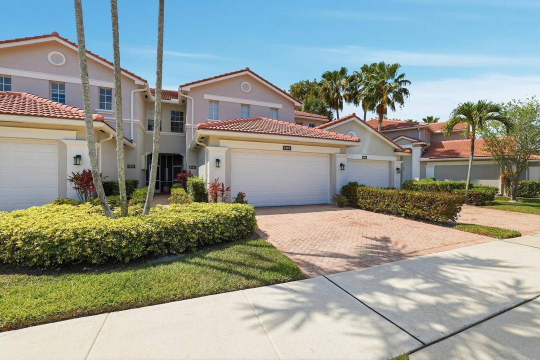 This is a very cute and comfortable first floor lakefront, over 55 villa, with a two car garage being offered for season rental in Wellington's Mayfair.