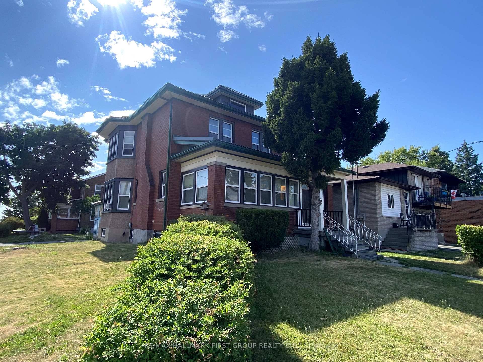 Investment property on high traffic Simcoe St.