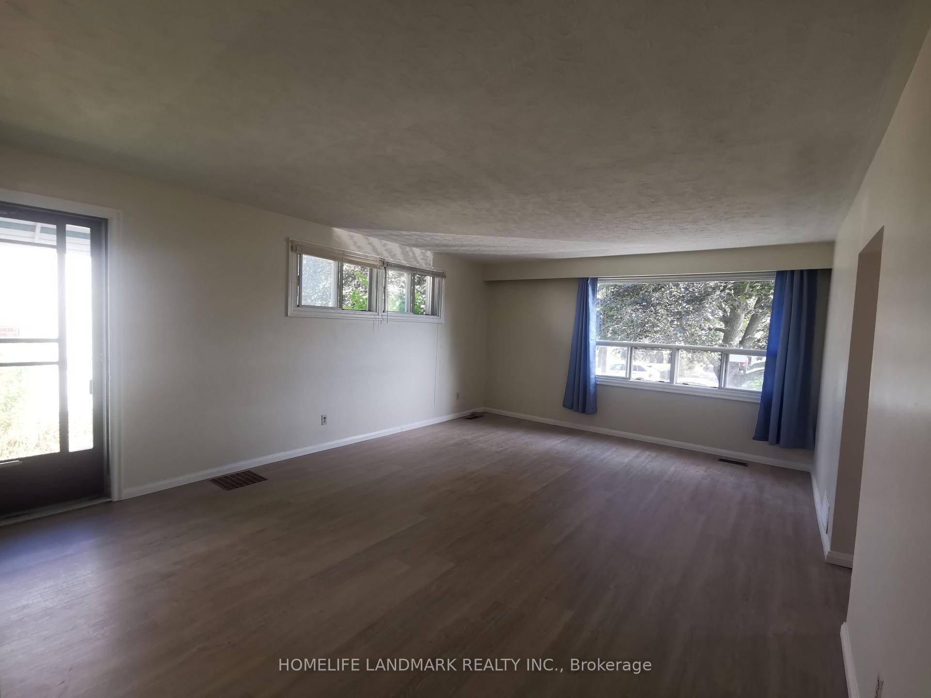 Affordable 3 bedroom unit in a detached house conveniently located in Kennedy Finch area.
