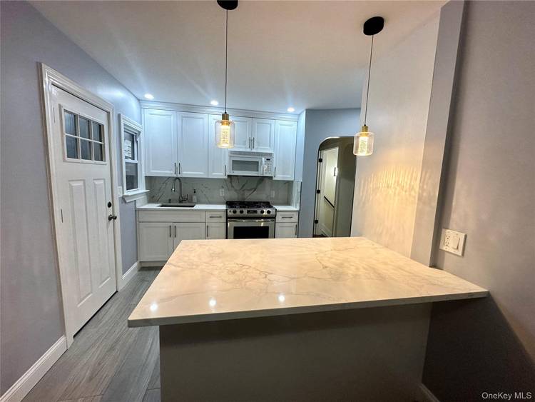 This recently renovated and freshly painted six bedroom House offers both comfort and convenience for a large Family, The kitchen is a standout with its stainless steel appliances, including a ...