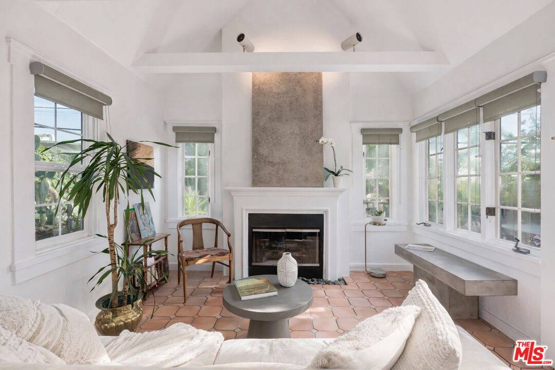 2427 N Gower St 2BR Hollywood Hills East La