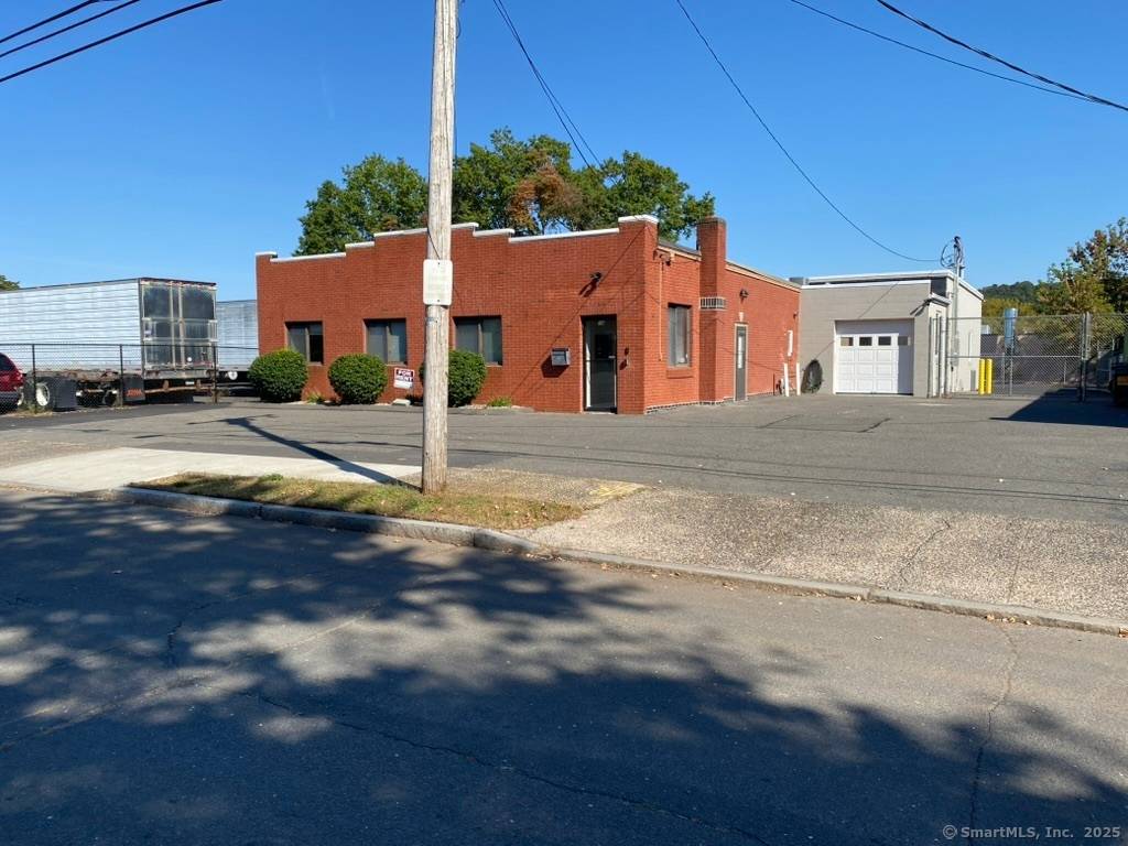 Hard to find 4, 364 SF flexible industrial building in West Hartford.