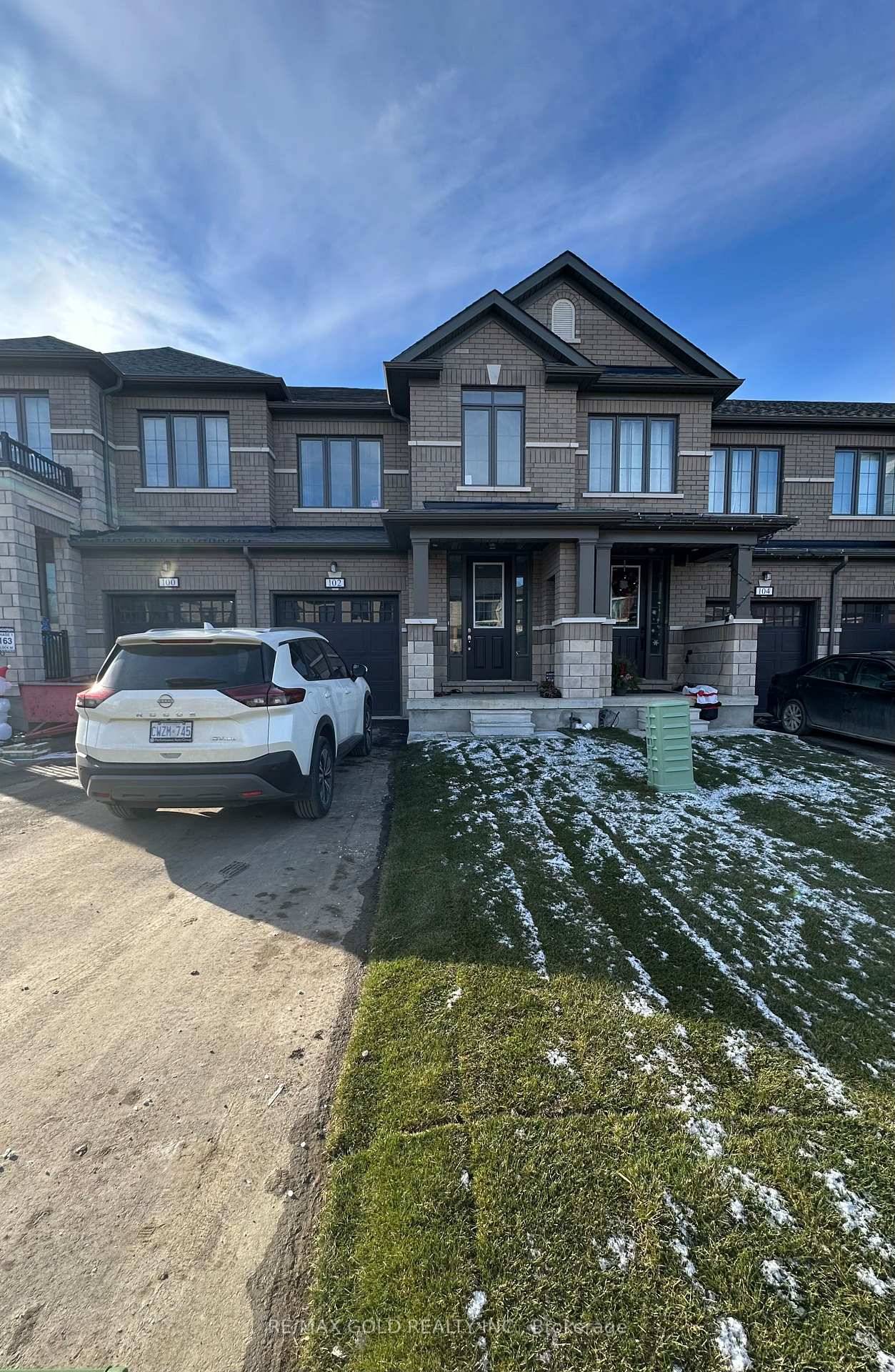 WELCOME TO THIS UPGRADED 3 BEDROOM 3 WASHROOM FREEHOLD TOWNHOME AT GREAT LOCATION.