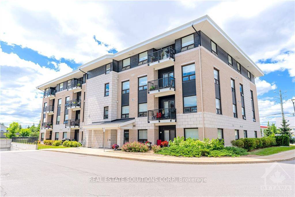 Top floor 2 bedrooms amp ; 2 full baths spacious amp ; sunny southern exposure executive condo unit in the very desirable central location of Hunt Club Park.