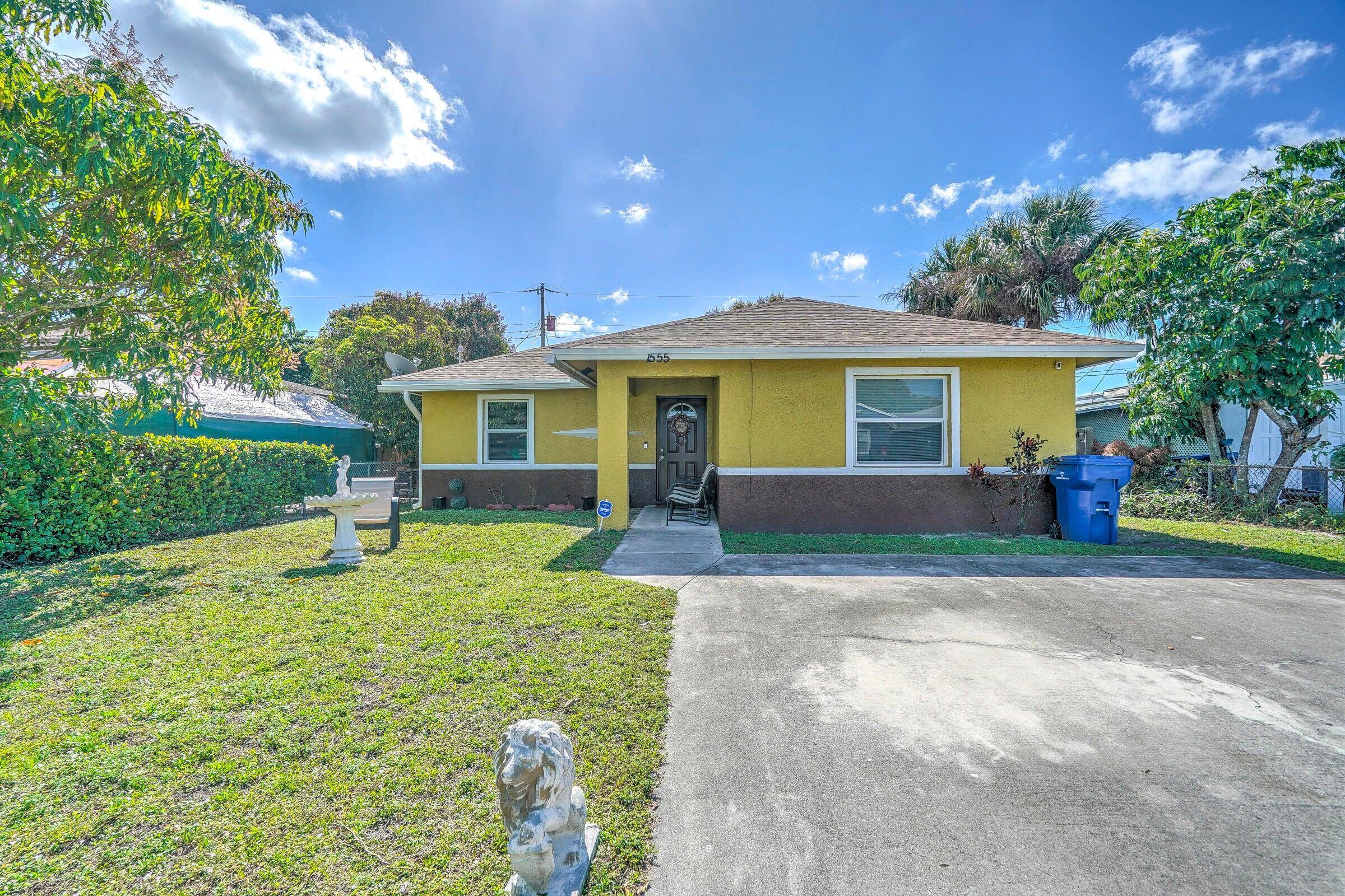 Charming 3 Bedroom Home in Riviera Beach Move In Ready !