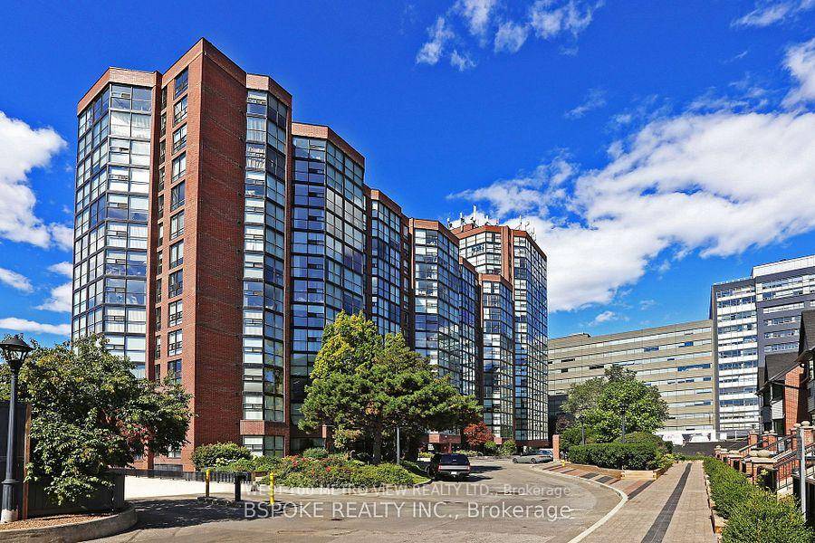 Spacious 2 1 Bedroom, 2 Bath Parking Condo in Downtown King and Bathurst area, located just one block from the Entertainment District in Downtown Toronto.