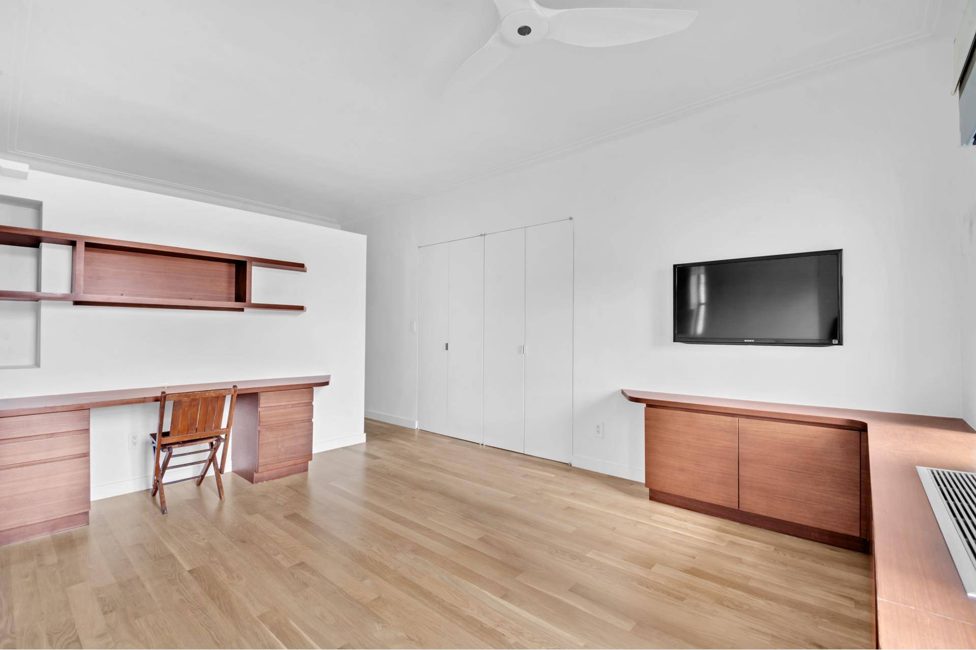 A stunning Triple Mint bright studio located in the heart of Chelsea, completely gut renovated a must see with the most beautiful details.