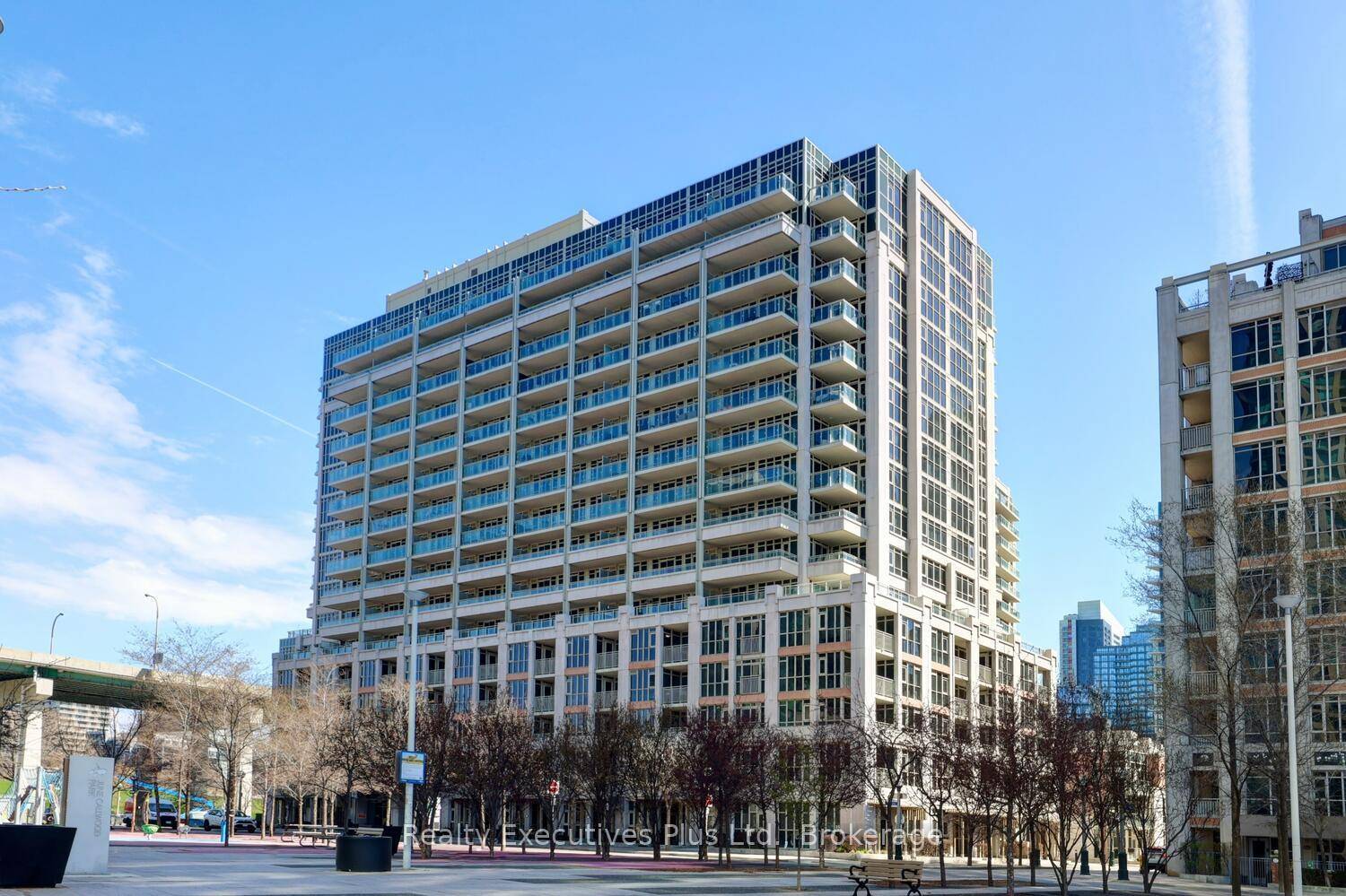 Location ! Location ! Large inviting foyer Leads to one of the largest One Plus Den Suites At the York Harbour Club, Boasting 695 sq ft.