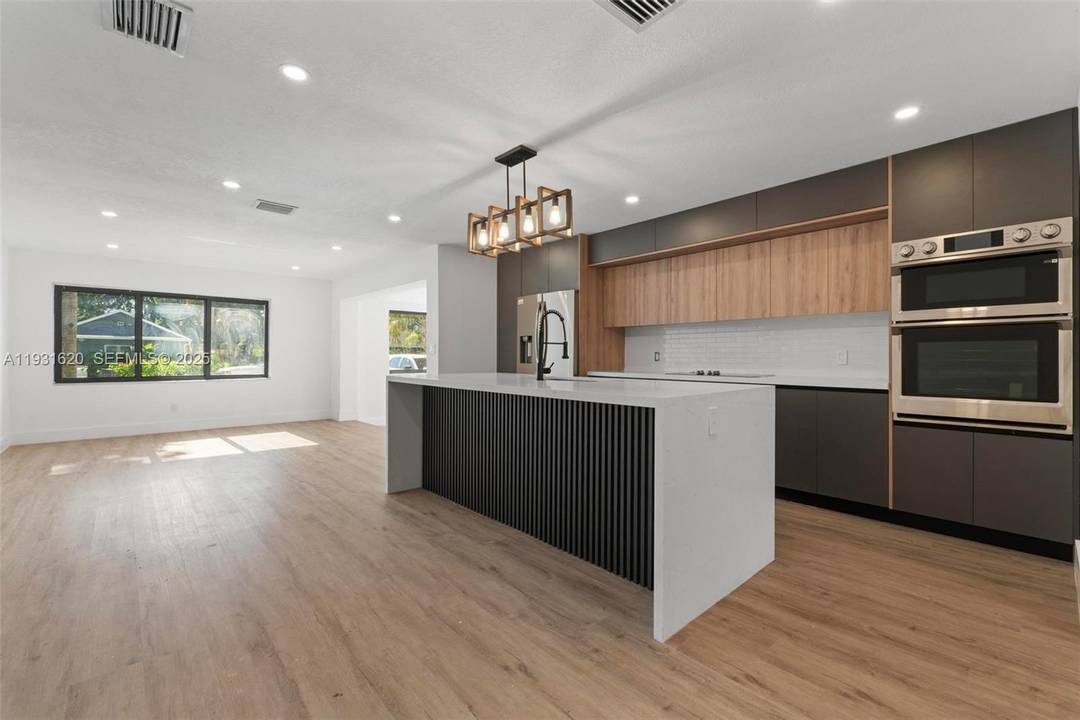 Beautifully updated 3 bed, 3 bath home in desirable Chula Vista.