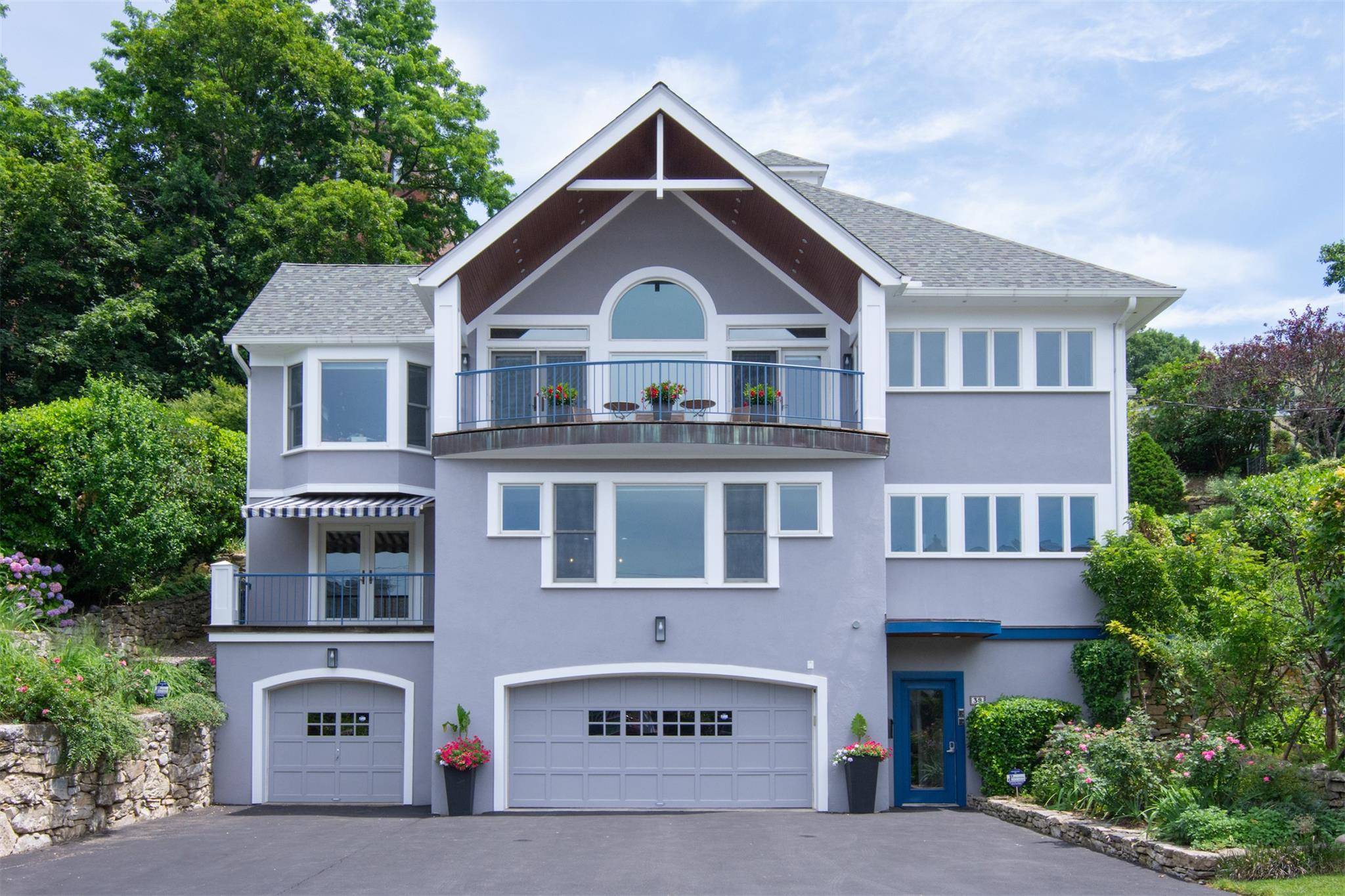 Modern and spacious 2 bedroom, 2 full bath condo apartment in Dobbs Ferry.