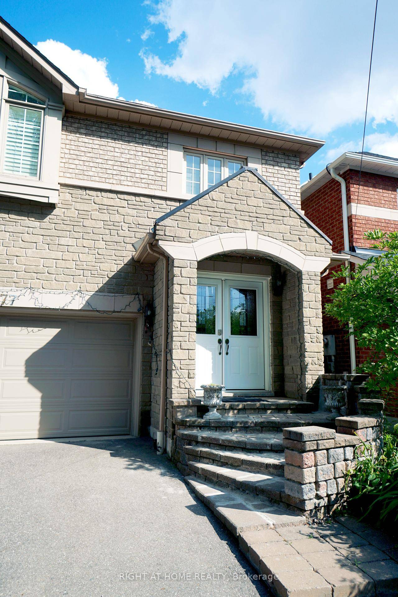 Bright and spacious three bedroom detached home located in a highly desirable residential community.