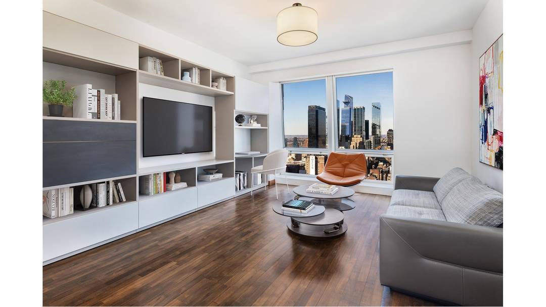 Stunning New Development Condo on 5th Avenue !