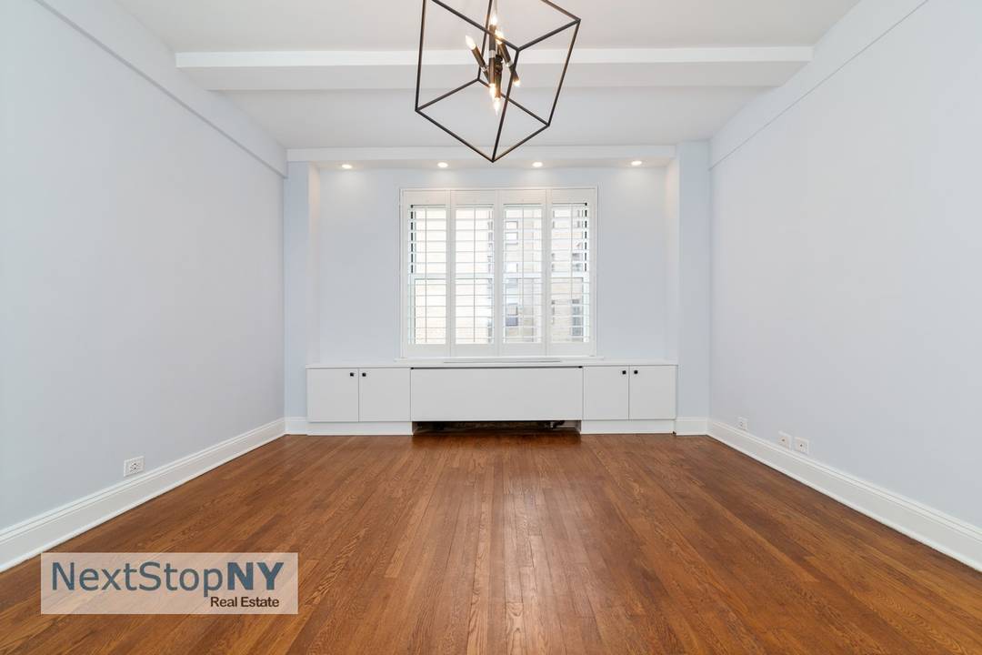 This oversized one bedroom home is perfectly situated in a serene pre war building on a quiet cul de sac in Midtown East.