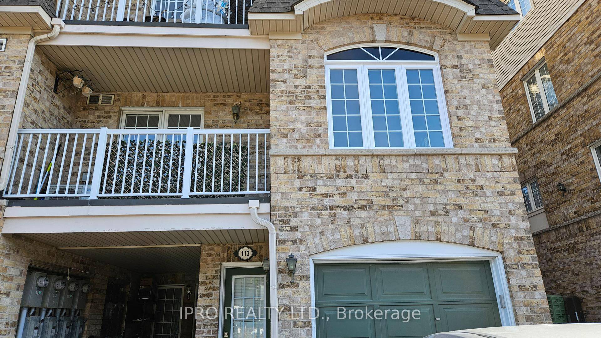 Beautiful Bright And Spacious End Unit 3 Bedroom amp ; 2 Full Washroom Town House With Lots Of Sunlight In A Friendly, Family Oriented Neighbourhood.