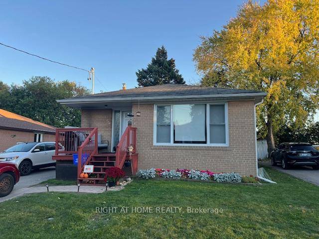 Renovated 3 bedroom Detached house main level only, Paint 2022, Great Location, Close To Schools, Hospital, Transit, Upper Canada Mall.