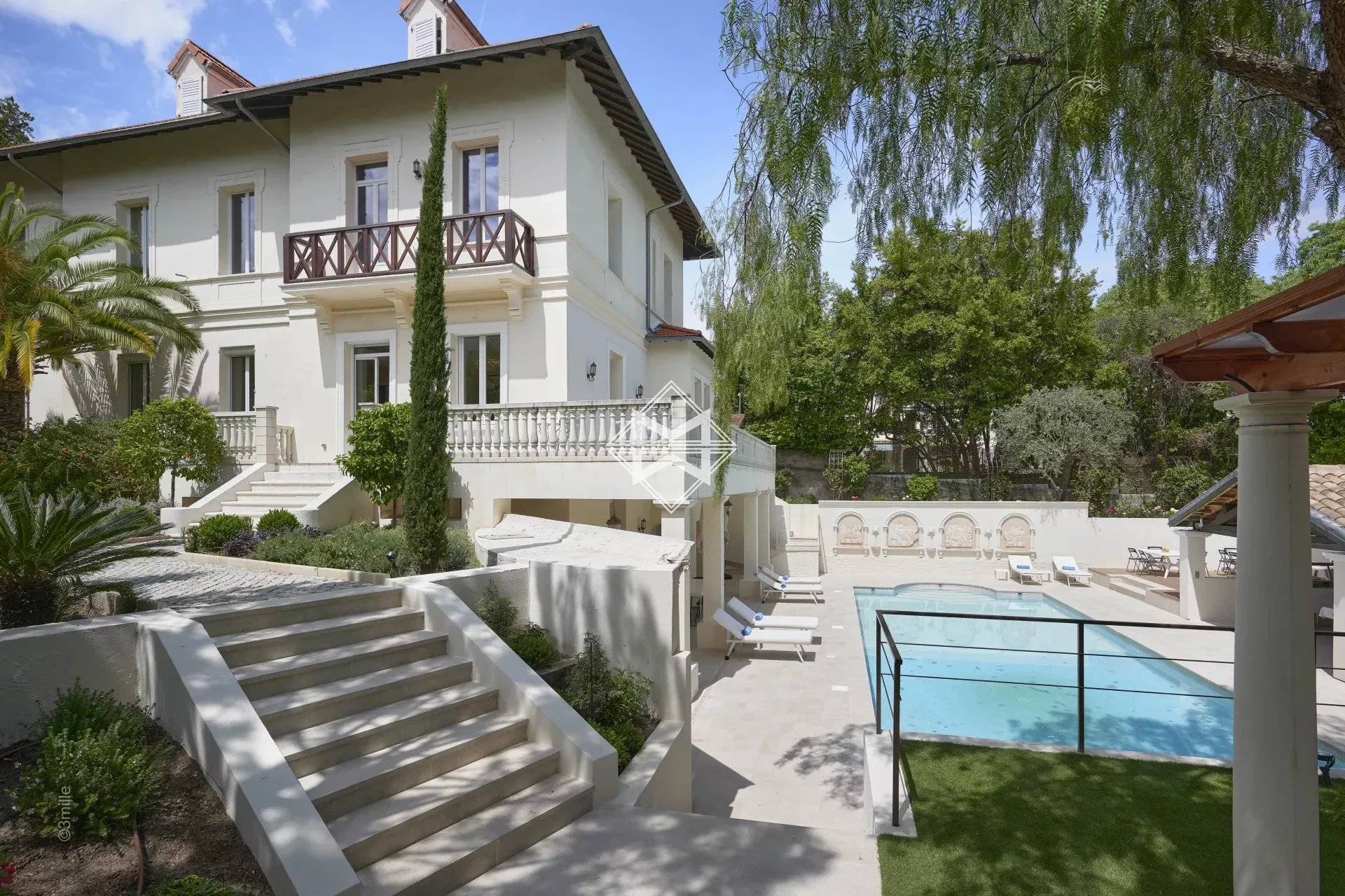 NEAR THE CENTRE OF CANNES - Magnificent villa entirely renovated