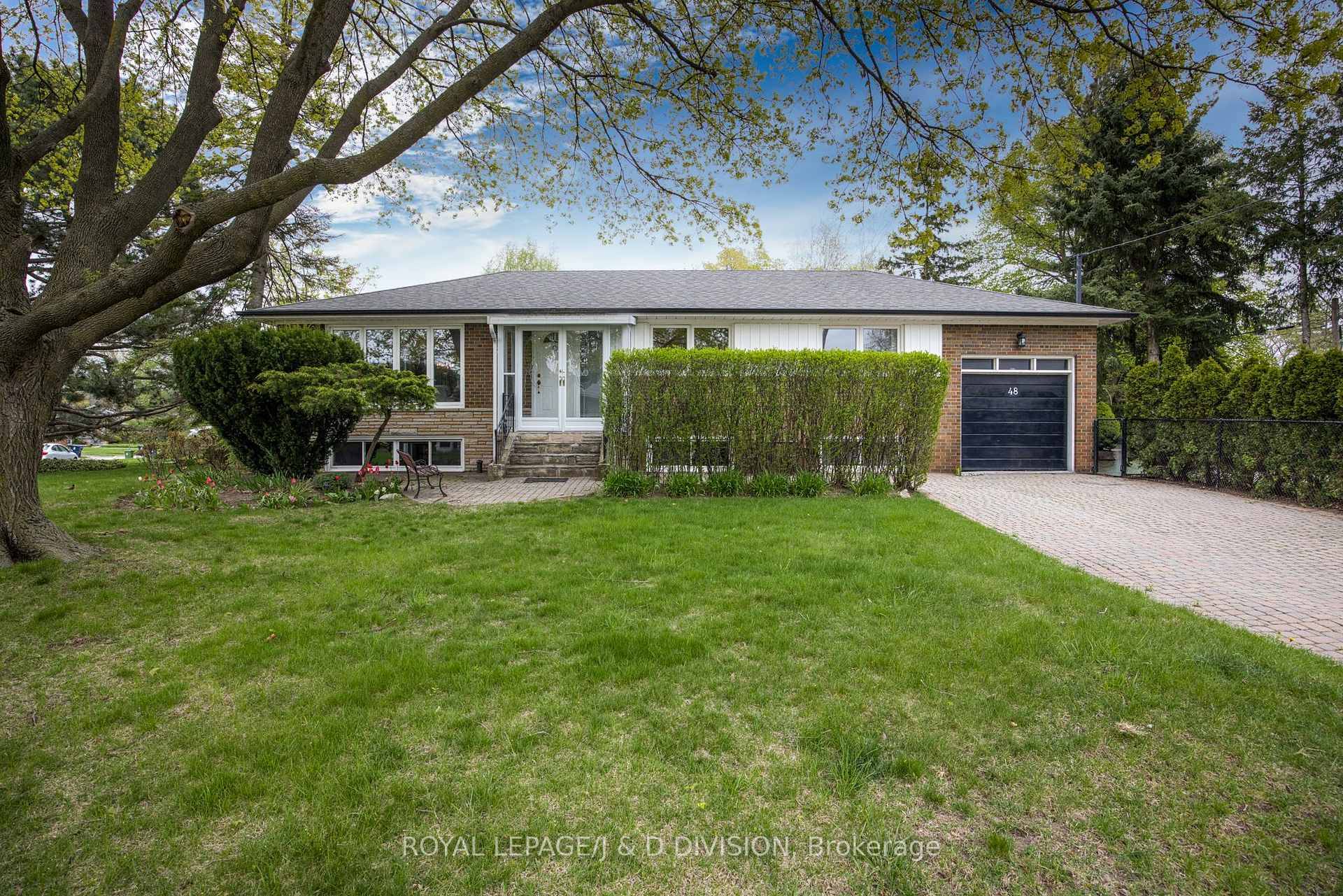 Charming Ranch Bungalow in a Sought After Family Friendly Neighbourhood.