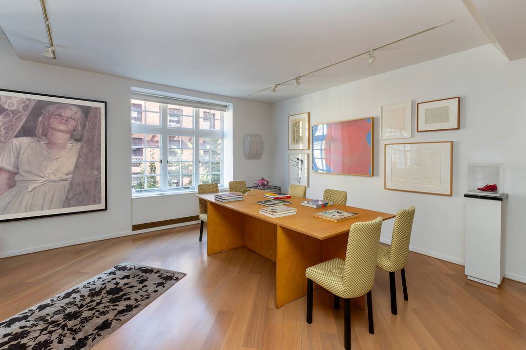 Make this extraordinary seven room, two and half bathroom apartment your new home !