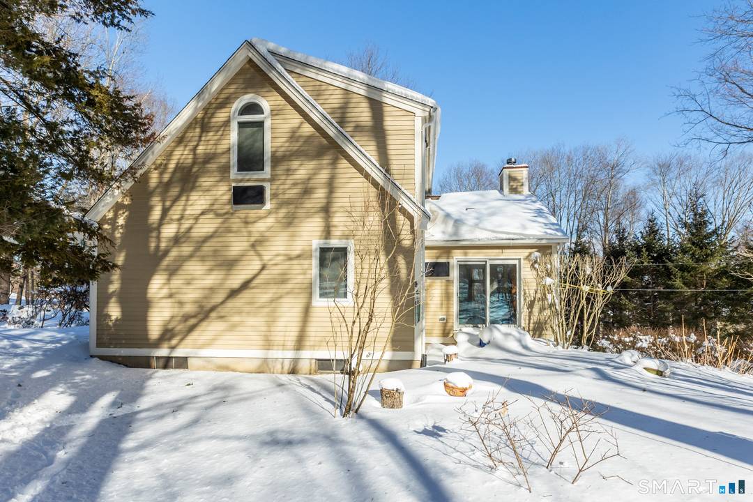 Charming Cape Cod style home in Coventry, just 1 mile from Coventry Lake !