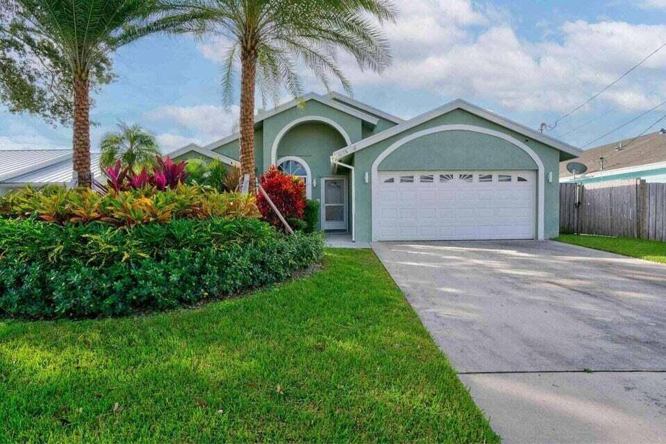 Charming Jupiter Retreat with Designer Touches Prime LocationStep into comfort and style with this beautifully maintained 3 bedroom, 2 bath home, nestled in a tranquil Jupiter neighborhood.
