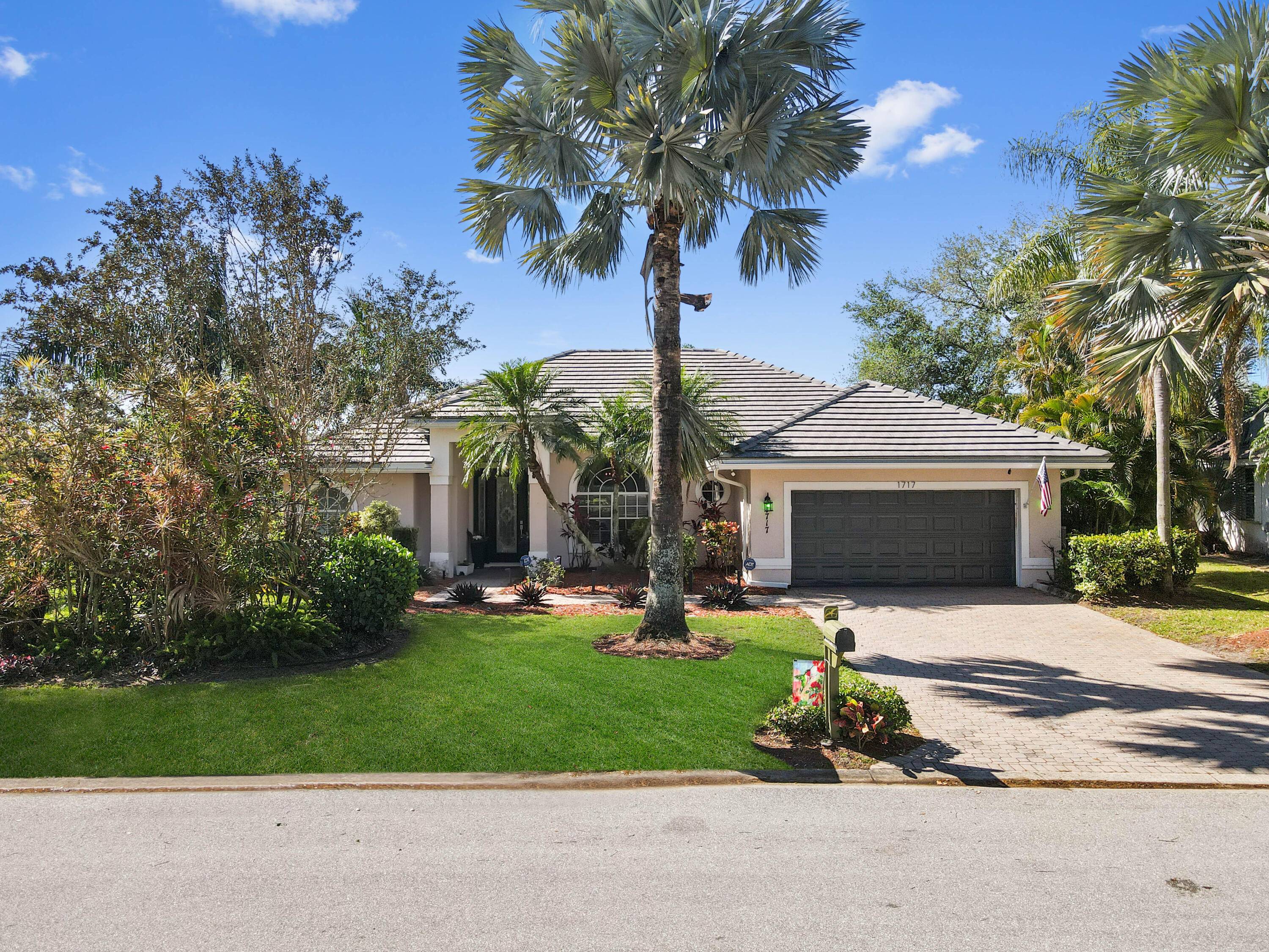 Discover waterfront living at its finest in Country Club Estates !