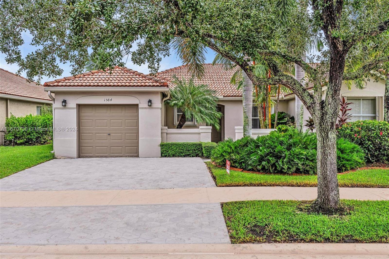 Beautifully renovated 2 bedroom, 2 bathroom villa in the gated Savanna community of Weston.