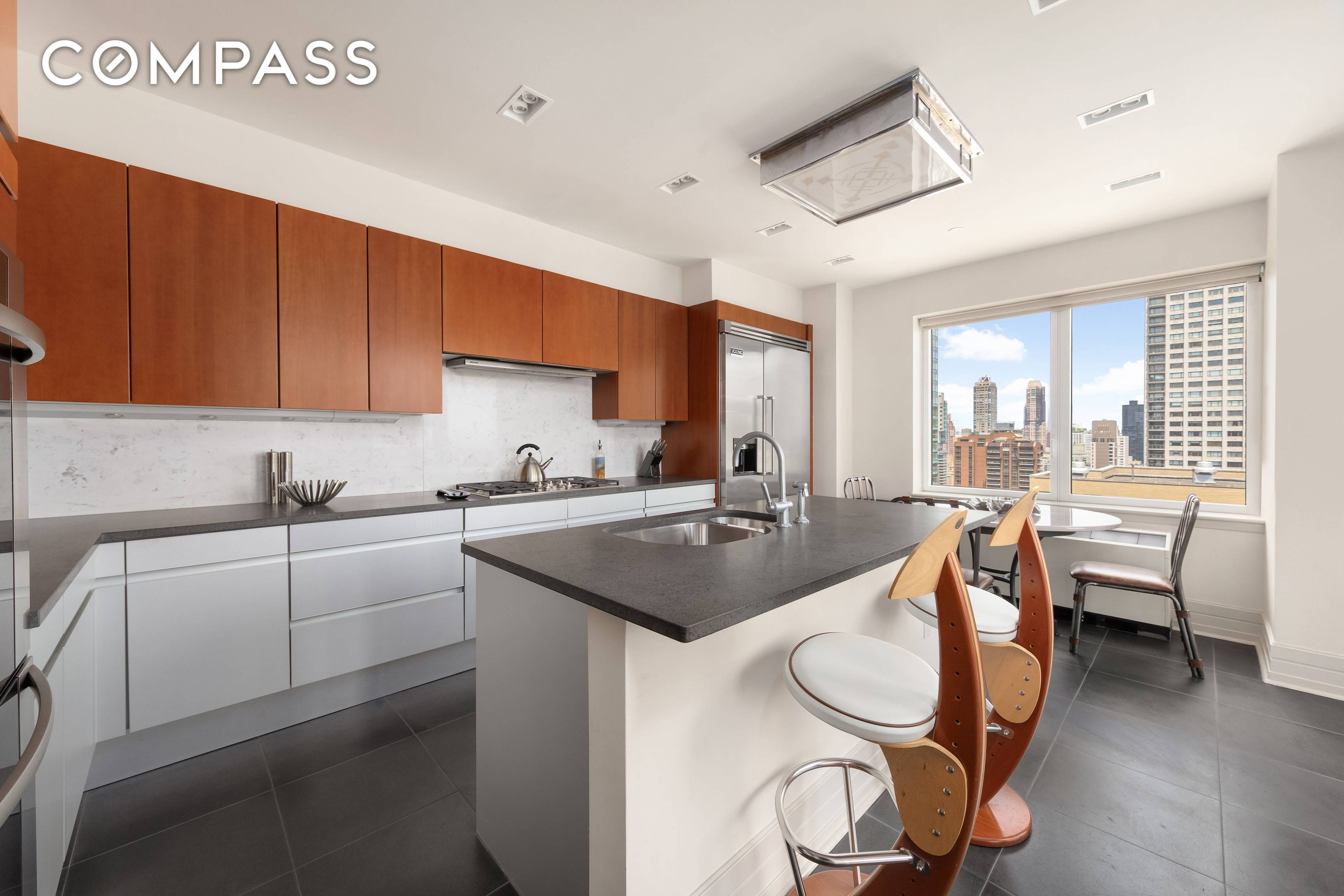 Panoramic Elegance Above Midtown 300 East 55th Street, Penthouse C This is what owning all exposures looks like.